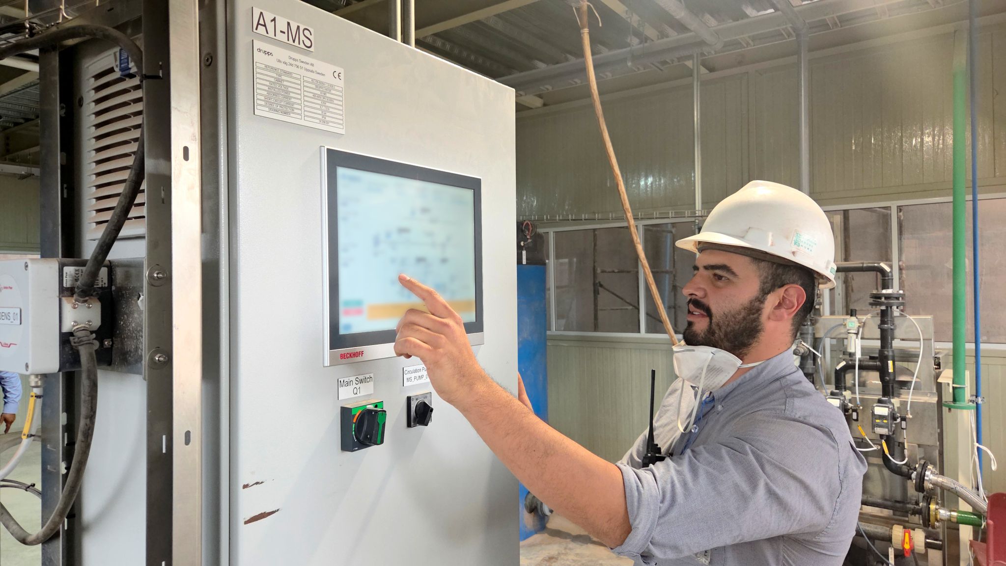 Operator monitoring Drupps vapor system control panel